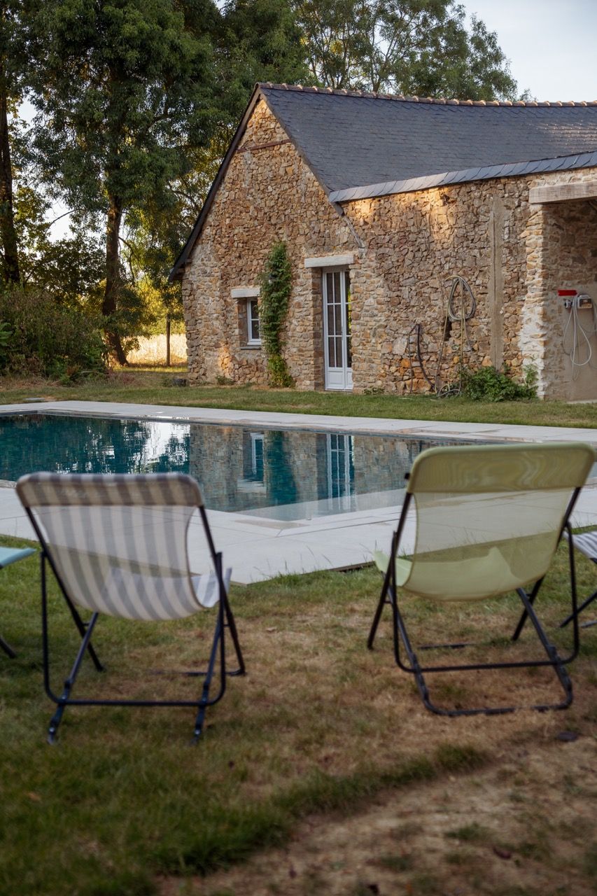 La piscine devant la Fermette de pierre