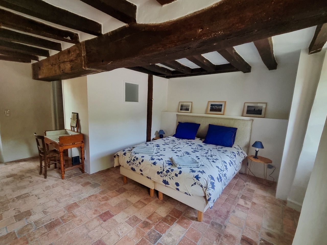 Chambre aux coussins bleus, tomettes et poutres anciennes
