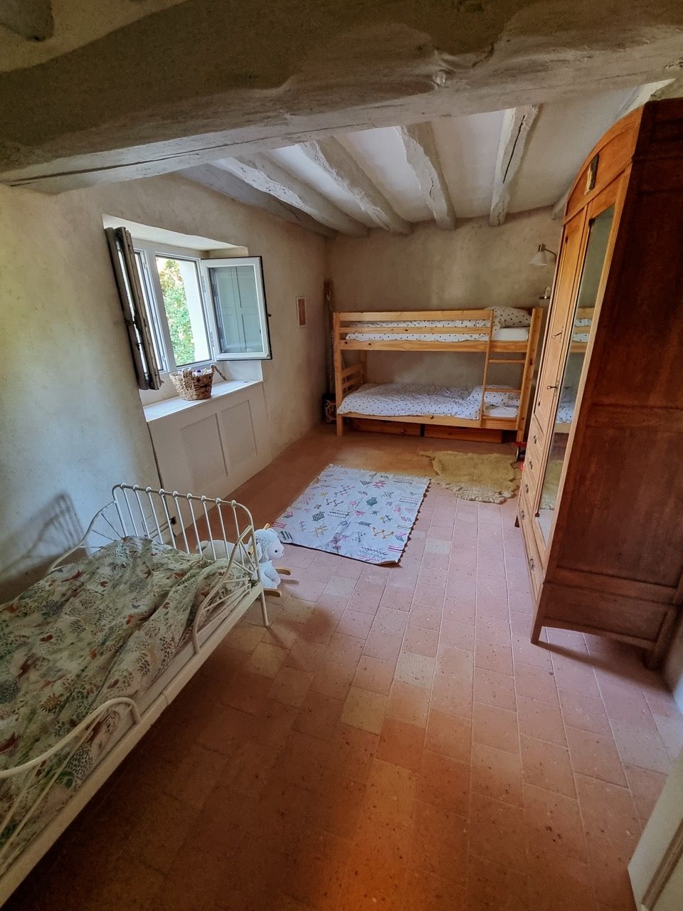 La chambre des enfants, lits superposés et lit en fer forgé
