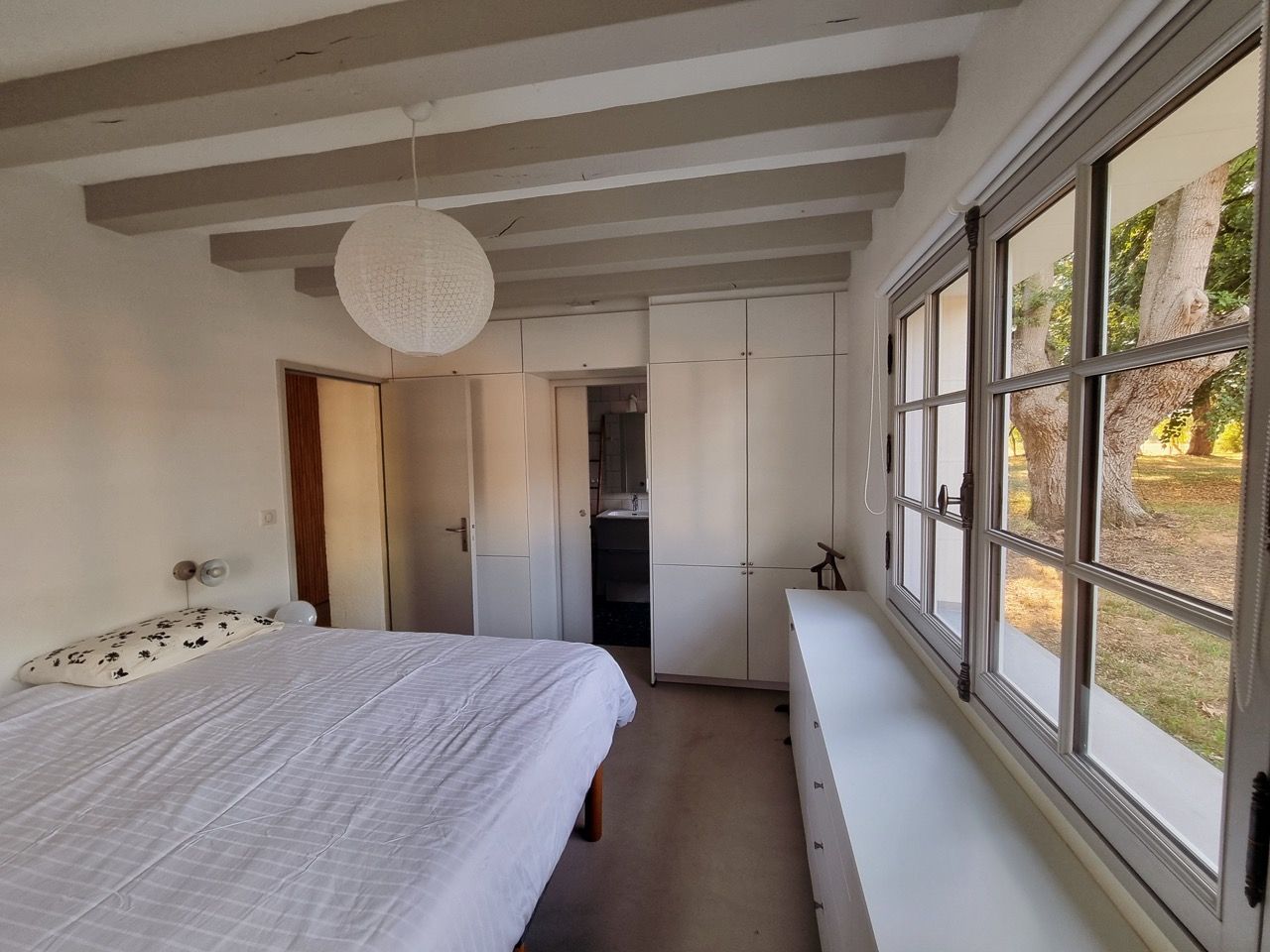 Chambre aux grandes fenêtres sur le parc