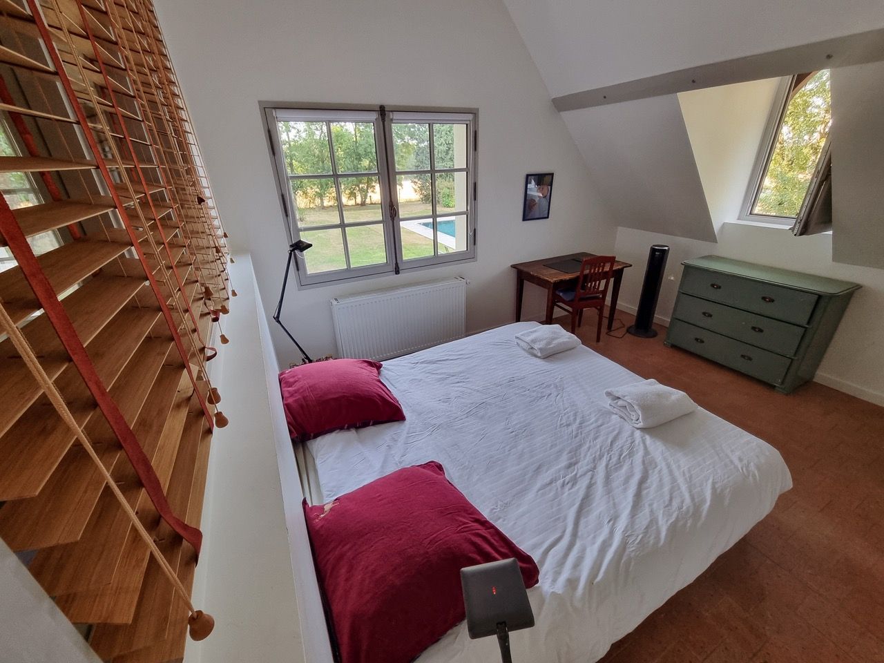 Chambre avec vue sur la piscine, commode verte