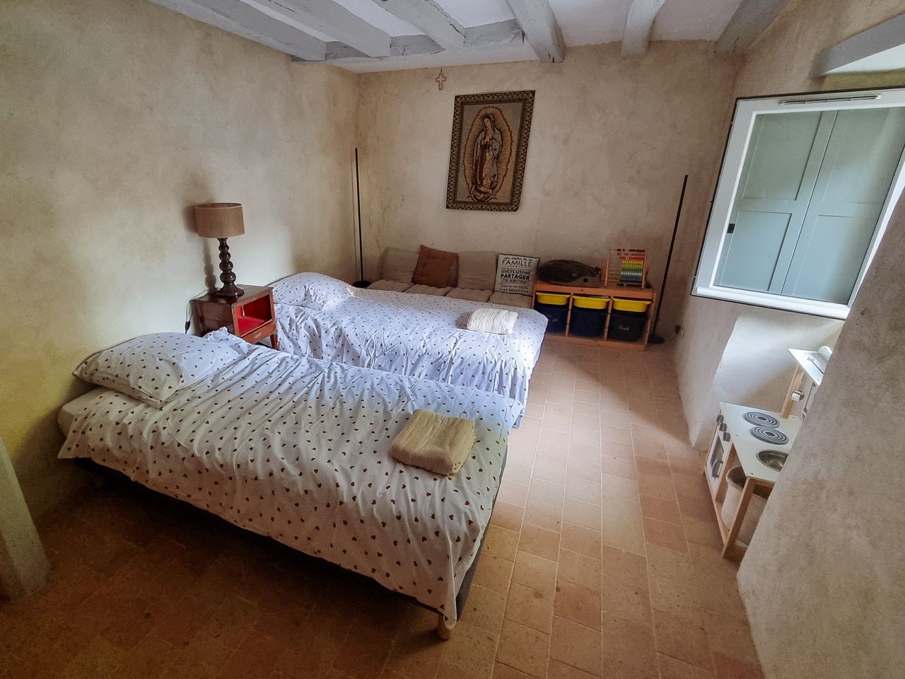 Chambre aux deux lits sur tomettes anciennes
