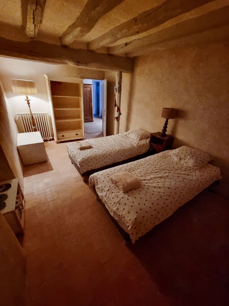 Chambre aux deux lits sous les poutres, tomettes anciennes