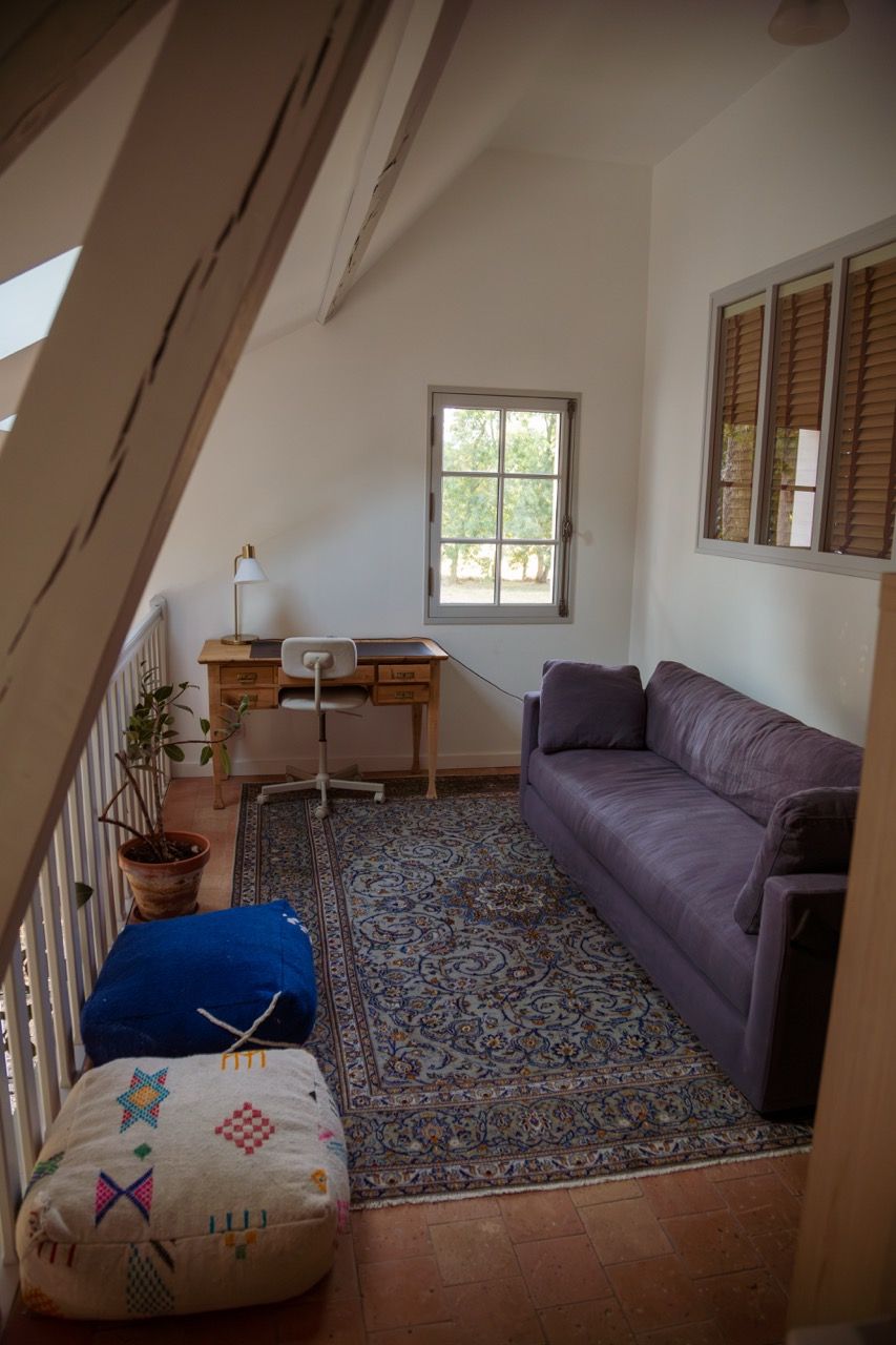Le coin bureau de la mezzanine, canapé et tapis persan