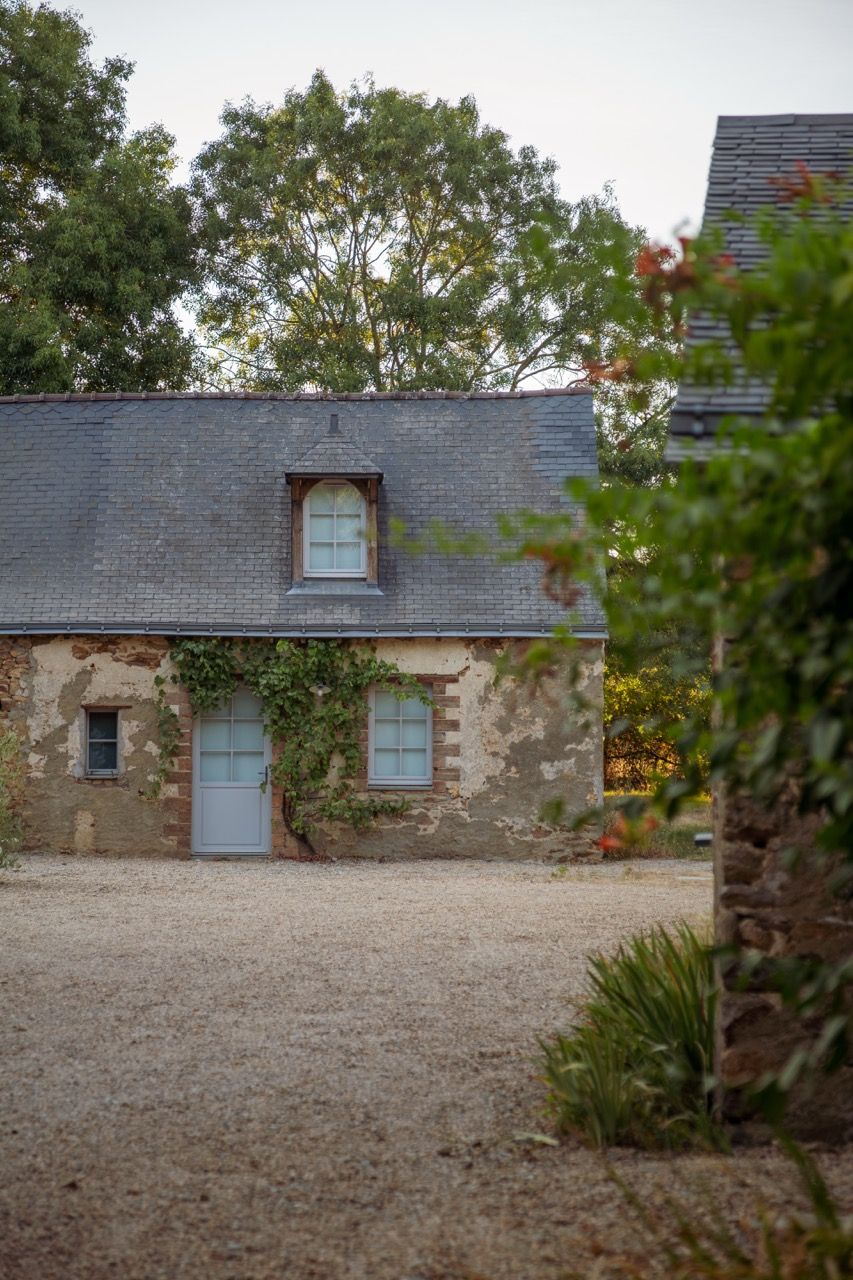 Façade de pierre et d'ardoise sur la cour