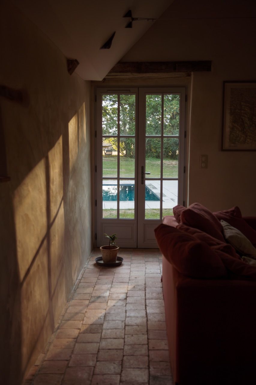 Les tomettes du couloir et la vue sur la piscine