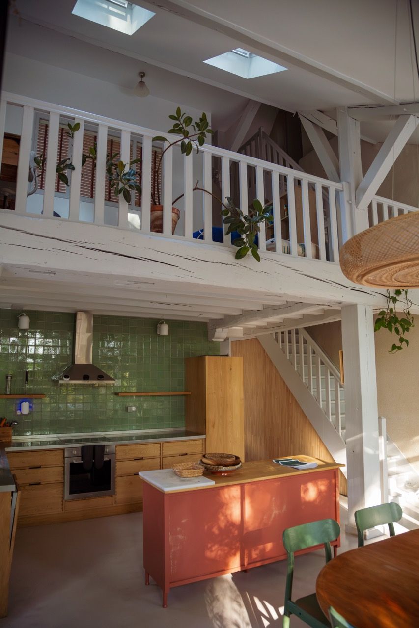 La cuisine aux carreaux verts sous la mezzanine