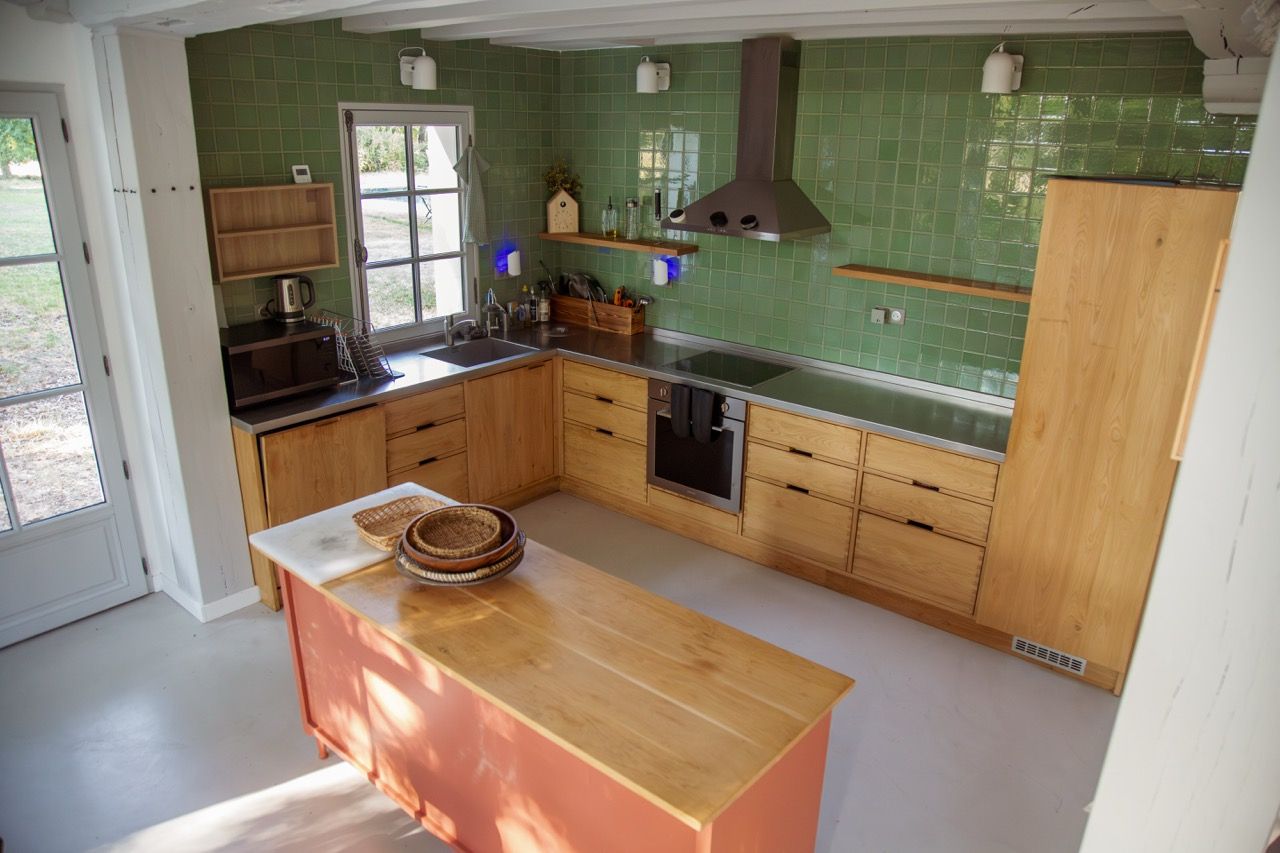 La cuisine du Logis, carreaux verts et îlot terracotta