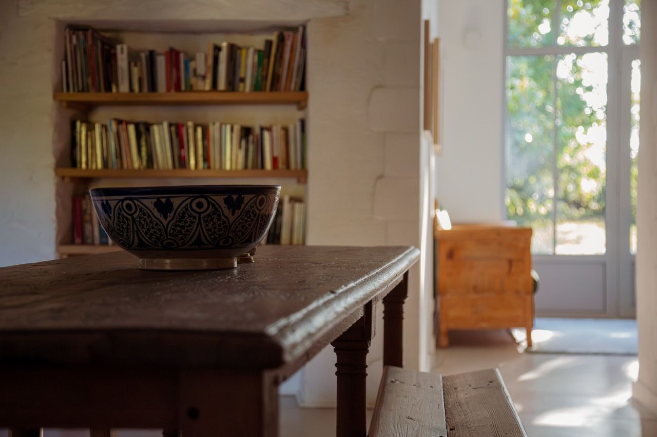 La grande table de ferme devant la bibliothèque
