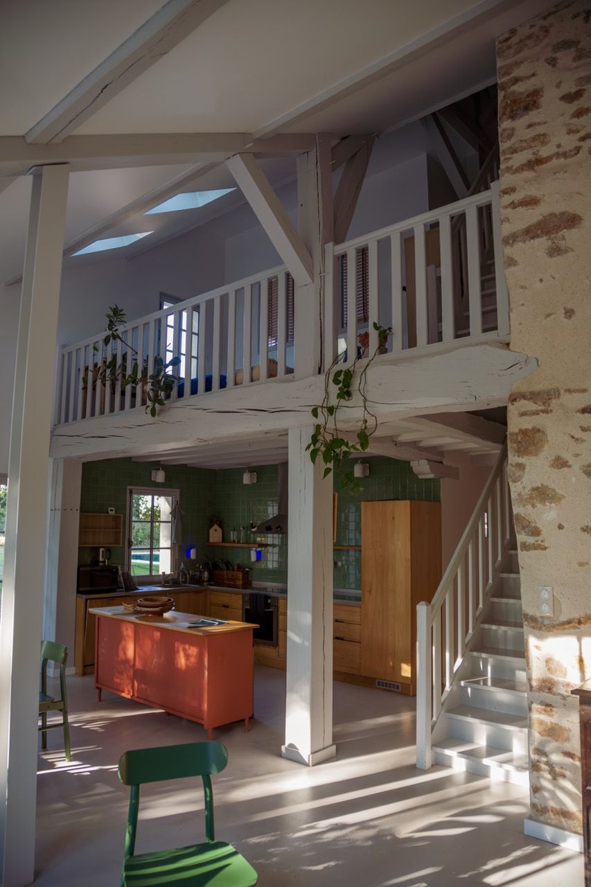 La mezzanine à la balustrade blanche au-dessus de la cuisine