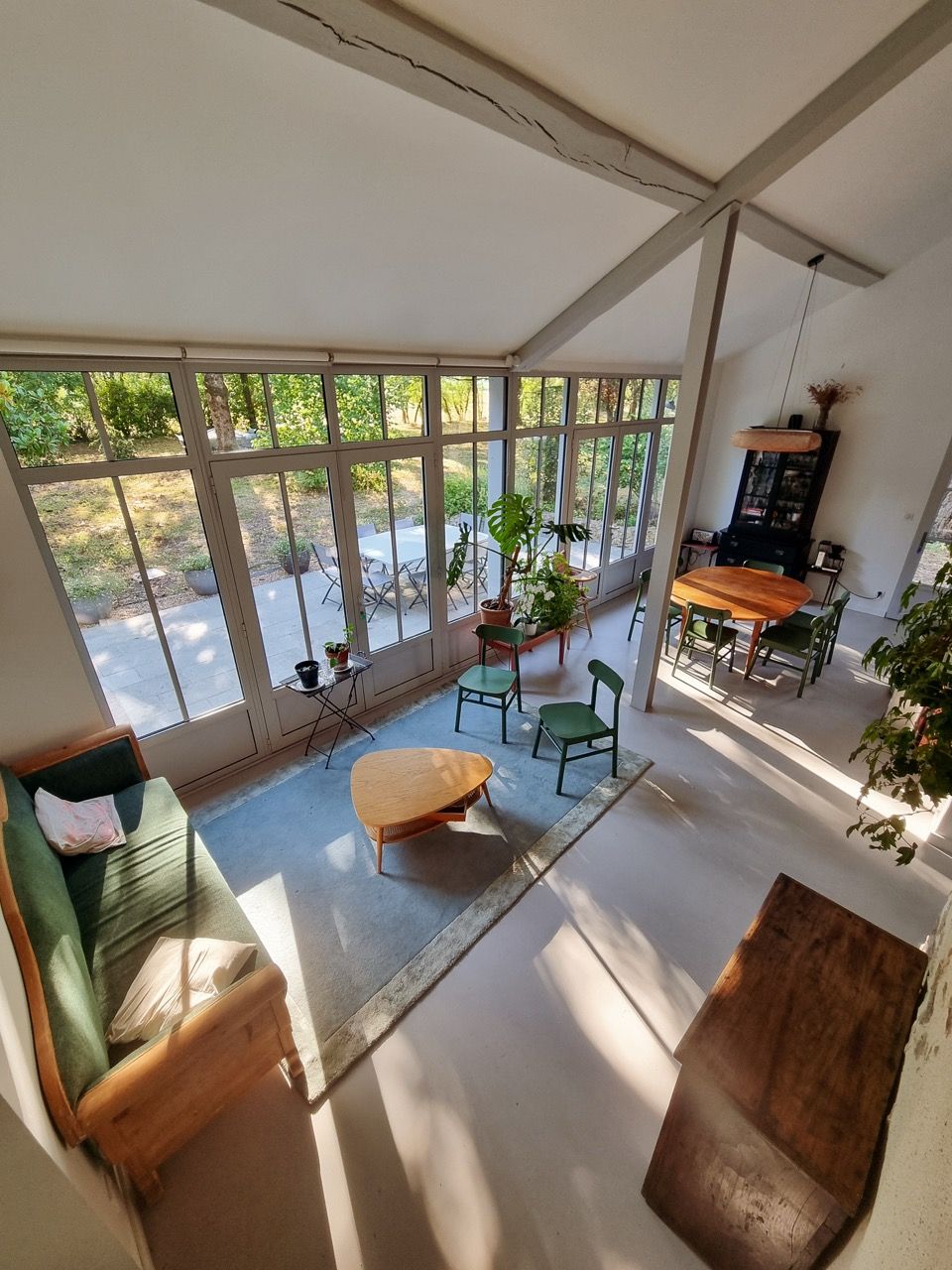 La pièce à vivre et sa verrière, vues de la mezzanine