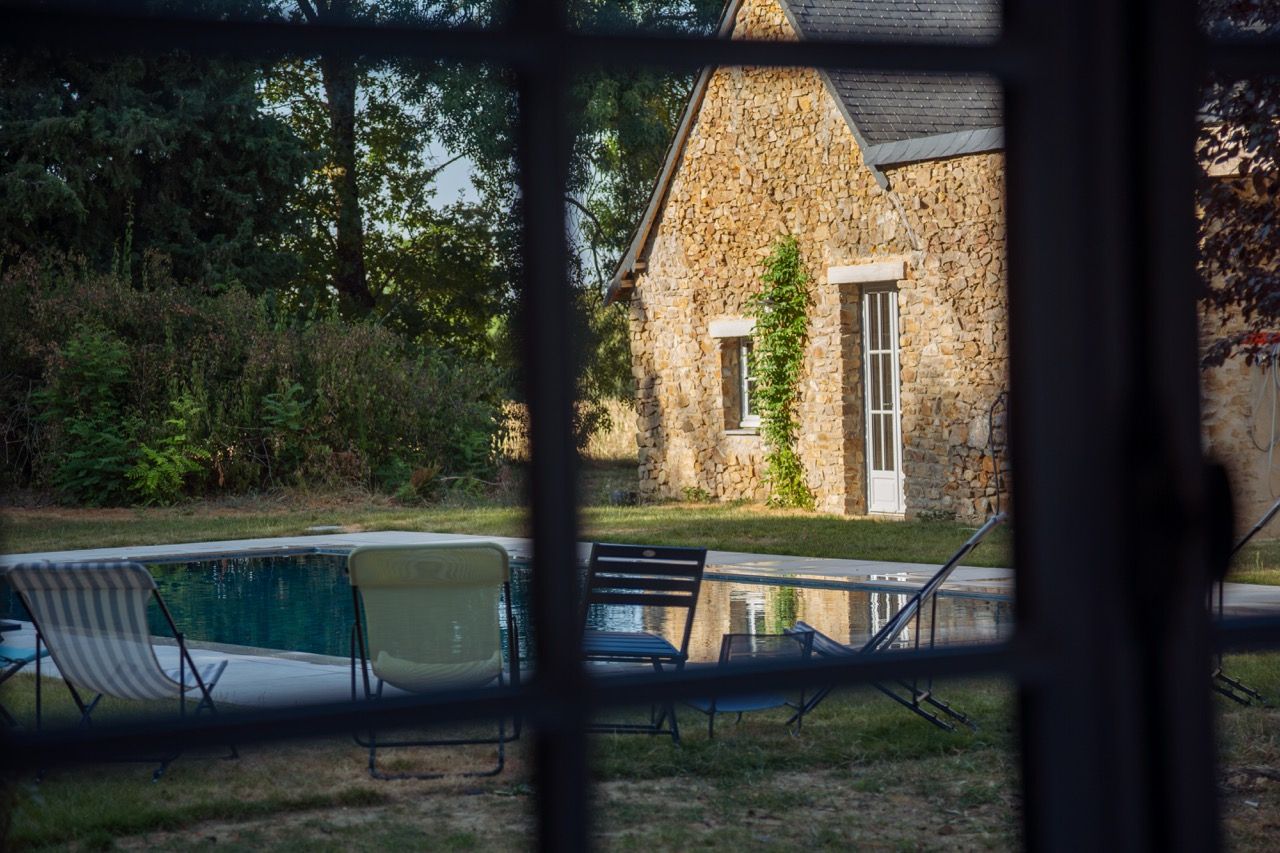 La piscine et la Fermette vues à travers la fenêtre