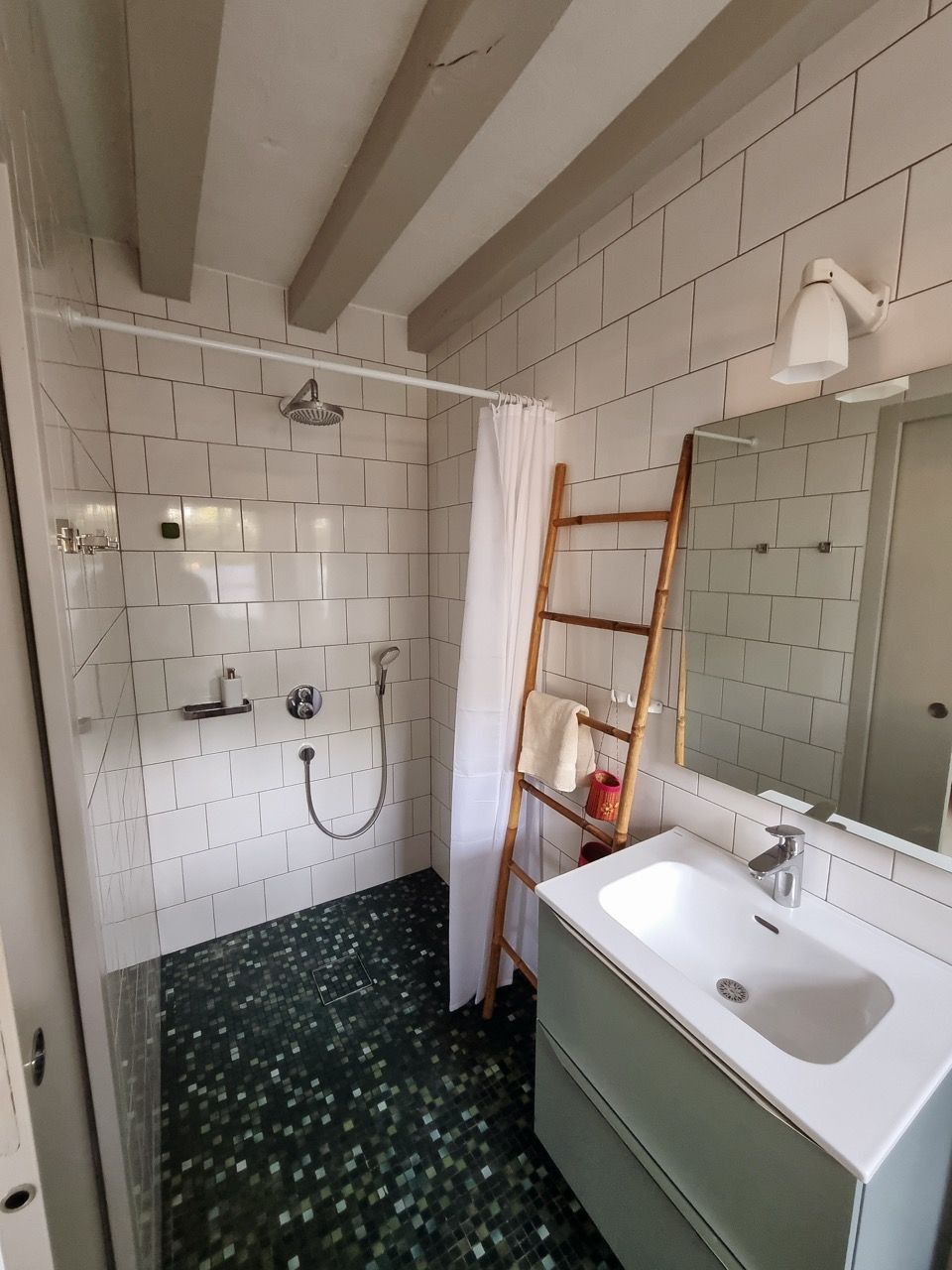 Salle de bain, carrelage blanc et mosaïque verte
