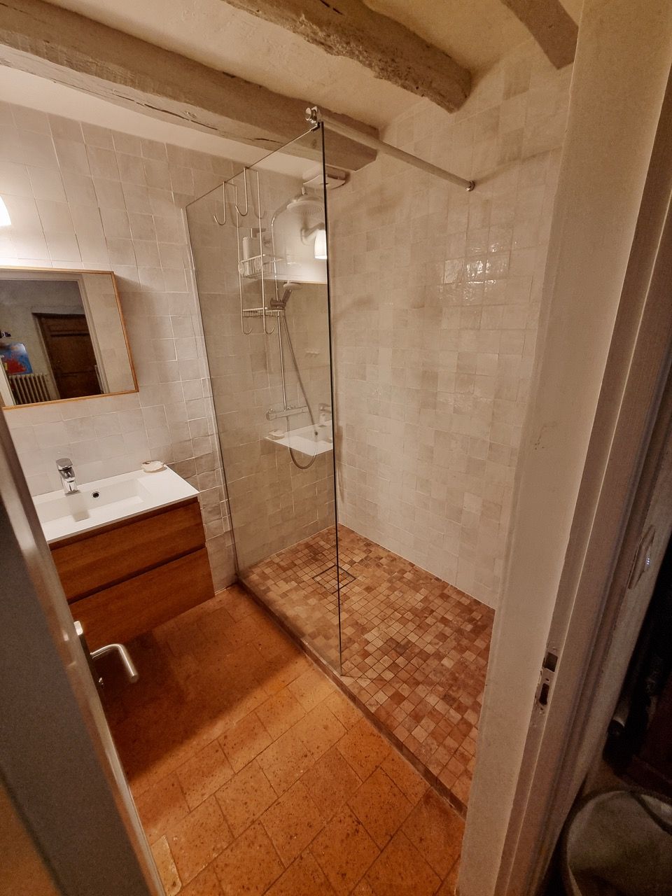 Salle d'eau en zellige blanc, douche vitrée