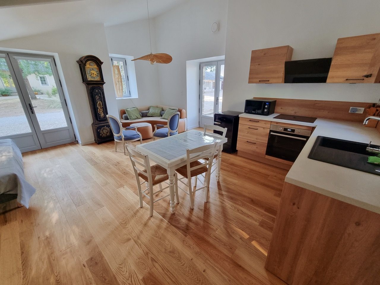 Le Studio, cuisine et horloge comtoise