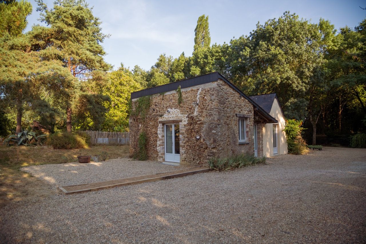 Le Studio, petite maison de pierre dans la verdure