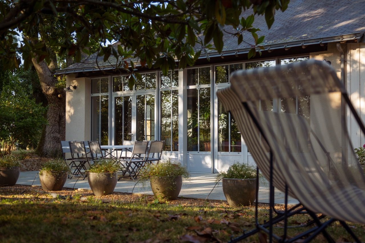 La terrasse sous le magnolia, transat rayé