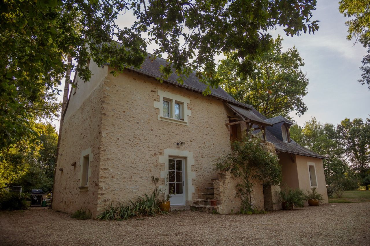 Le Logis, façade de pierre et escalier extérieur