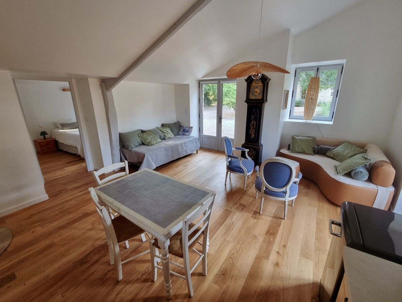 Le Studio, parquet clair et horloge comtoise